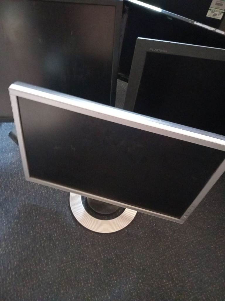 four free old monitors collection only sk2 pus an extra 3 just added 