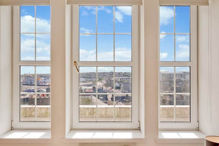 2-Bed Apartment, Bright and fully redecorated in the Heart of Aberdeen across new Flint Market 