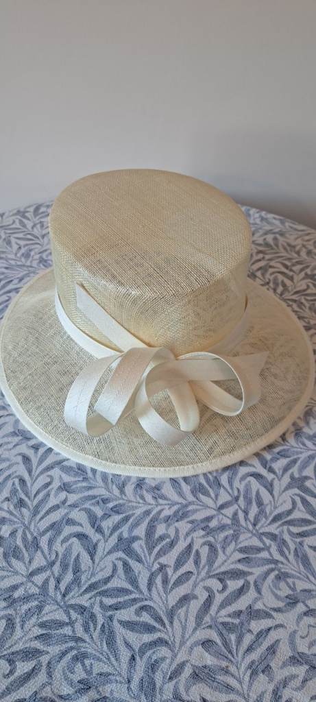 LADIES’ PALE CREAM FORMAL OCCASION HAT FOR WEDDINGS, CHRISTENINGS, ASCOT RACES, GARDEN PARTIES ETC.