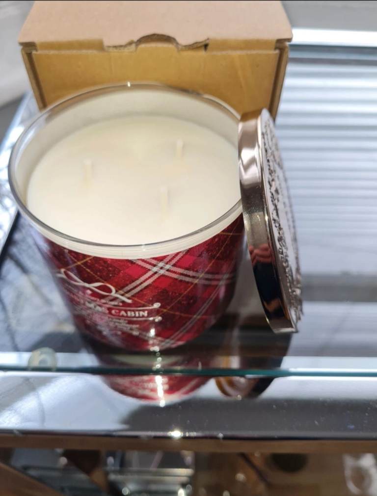  R.R.P £29.50Bath and Body Works 3-Wick Christmas Cabin Candle 