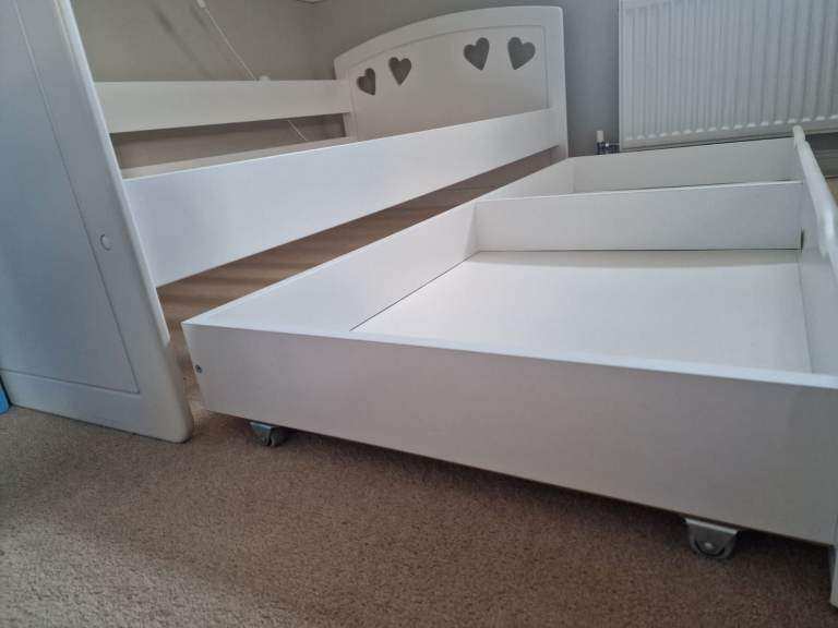 Beautiful toddler bed frame for girl