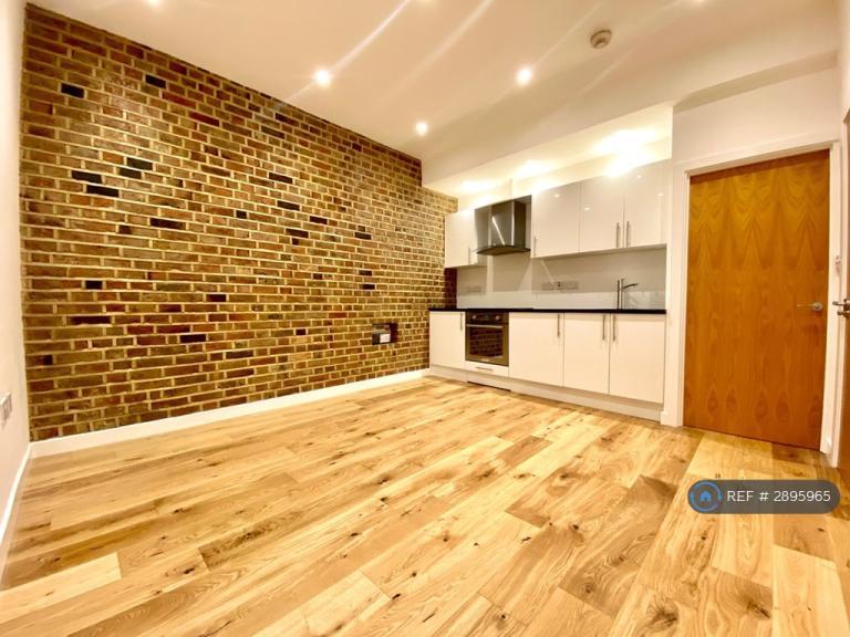 2 bedroom flat in Upper Tachbrook Street, London, SW1V (2 bed) (#2895965)