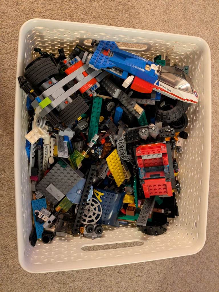 Lego bricks (1000's of pieces - old mixed sets)