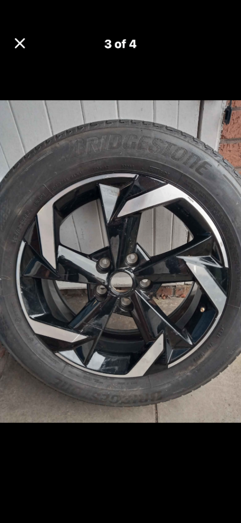 Nissan juke/ Quashqai 17” alloy and tyre from a 2023