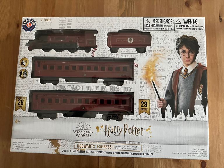 Harry Potter Hogwarts Express Lionel 28-Piece Moving Train Set