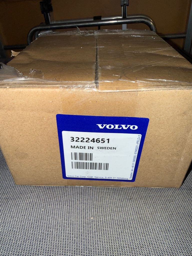 Genuine Volvo crank seal and cover 