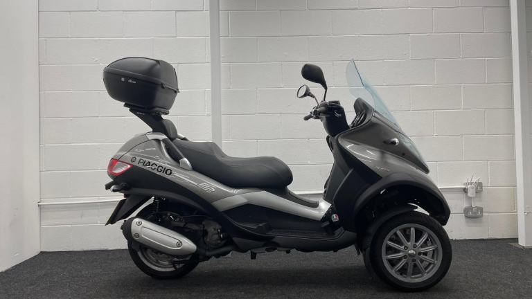 PIAGGIO MP3 300 LT ** LOW MILEAGE - TOP BOX - FEBRUARY 27 MOT **