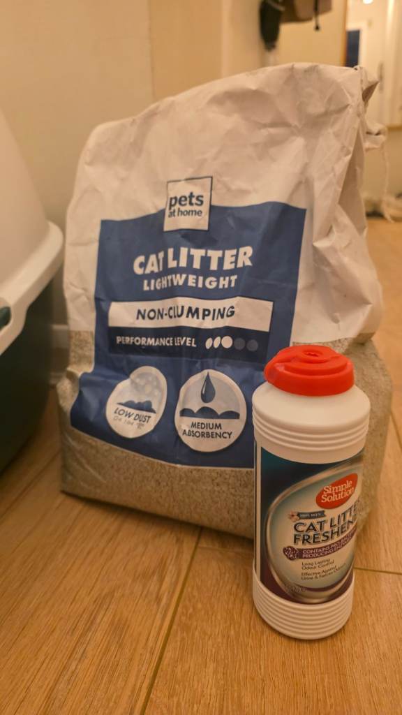 Hooded Cat Litter Tray + Premium Non-Clumping Litter + Mat – Excellent Condition