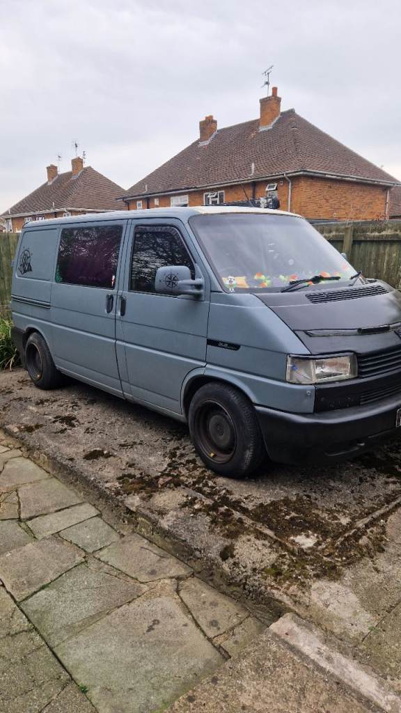 VW T4 Transporter Camper Van – Off Grid Electrics with roll out Awning.