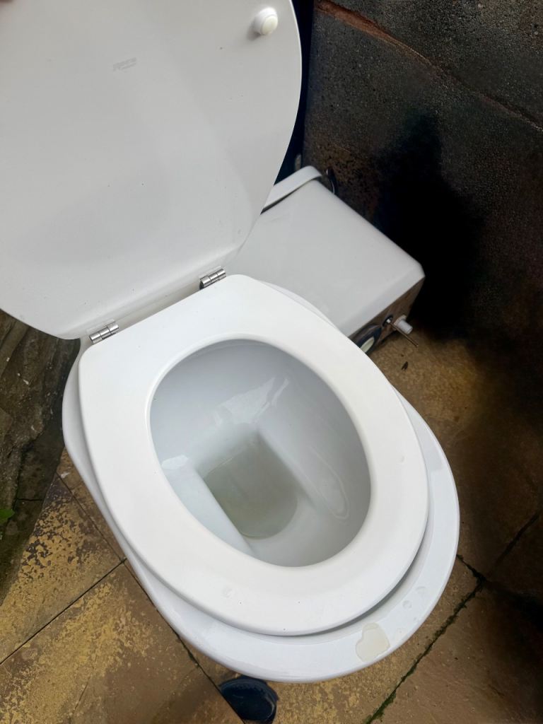 Toilet Cistern and Basin In White Ceramic with Fittings