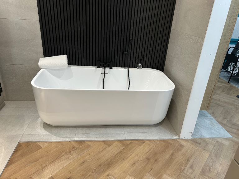 Freestanding bath