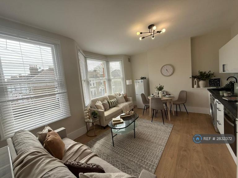 2 bedroom flat in First Floor, London, SE13 (2 bed) (#2832372)