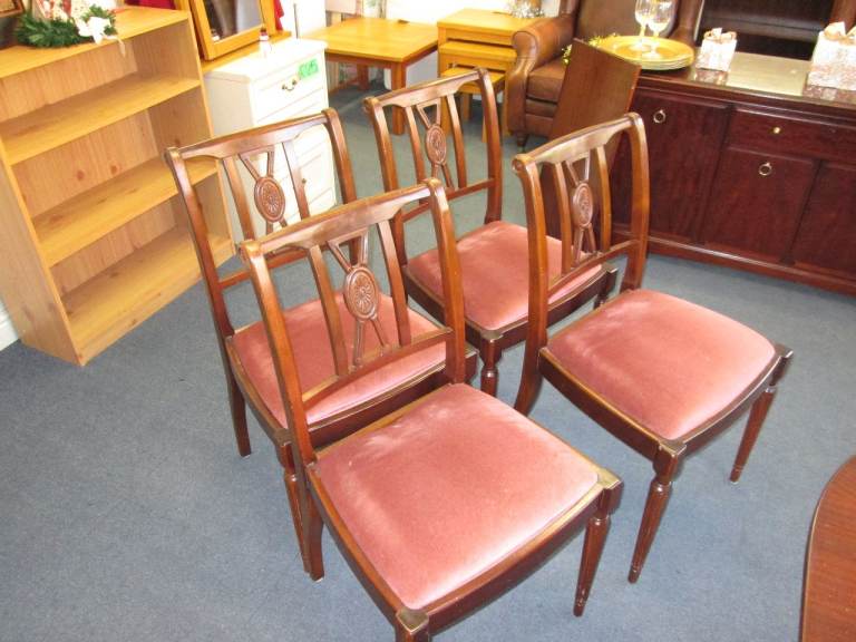TRADITIONAL MAHOGANY EXTENDING TABLE AND 4 CHAIRS at HAVEN TRUST CHARITY SHOP