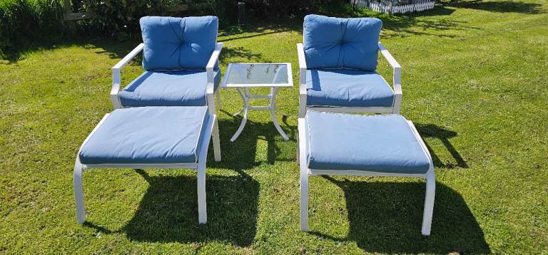 Dobbies Garden set