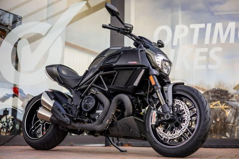 Ducati Diavel CARBON ! ULTRA LOW MILES ! STUNNING