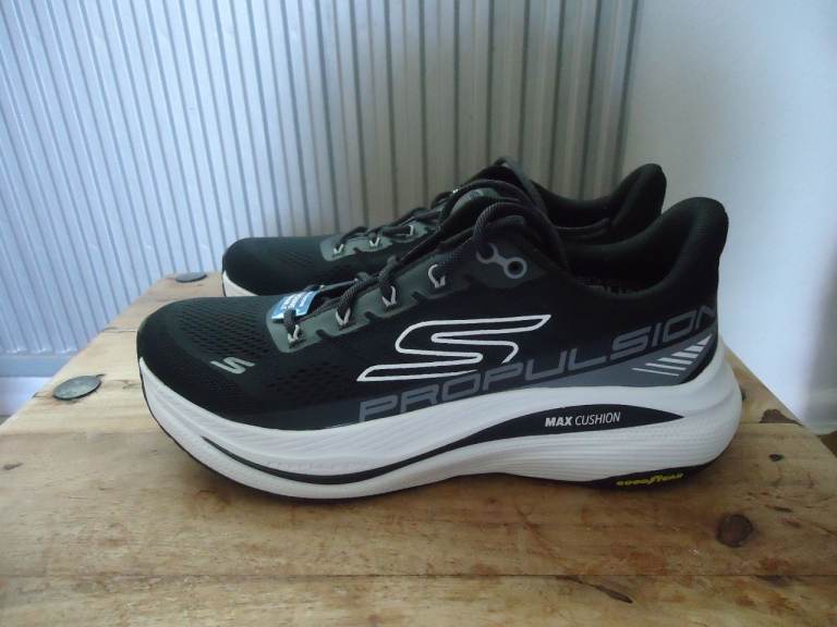 SKECHERS MAX CUSHIONING TRAINERS UK 7.5 UK