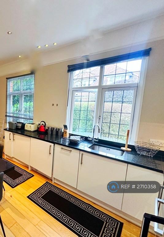 3 bedroom flat in Windsor Forest Court, Ascot, SL5 (3 bed) (#2710358)