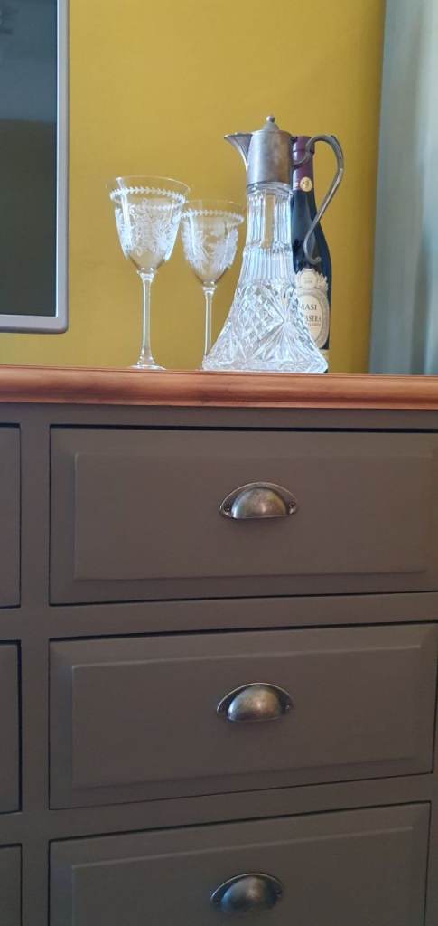 LARGE PINE WOOD CHEST DRAWERS/BUFFET SIDE UNIT.