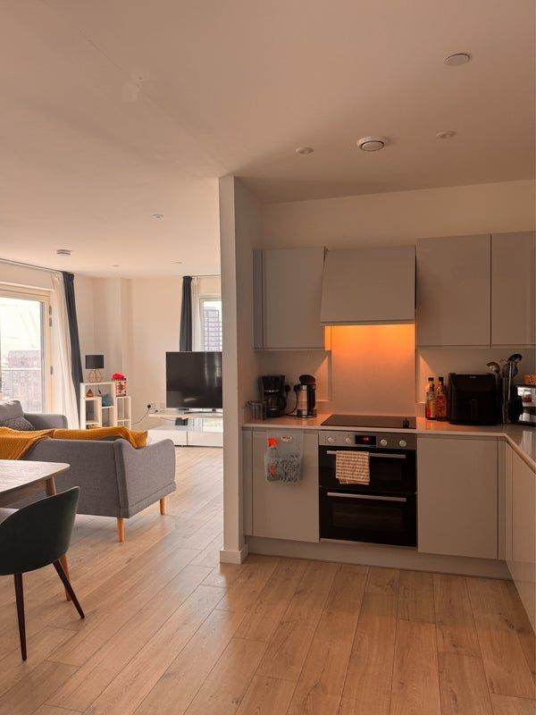 Spacious double room in Canning Town (Female Only)