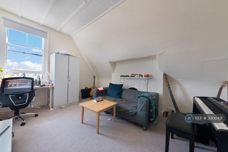 3 bedroom flat in Broadway Parade, London, N8 (3 bed) (#3000421)