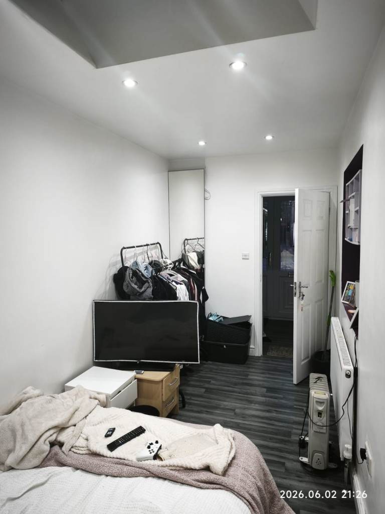 Studio flat available, 2 mins walk to Burnham station, Bills included