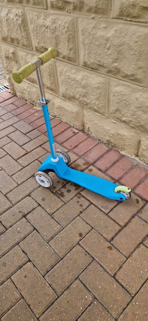  EARLY LEARNING CENTRE TRI SCOOTER. VERY GOOD CONDITION.