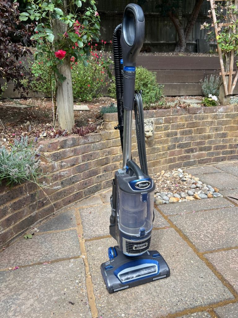 Shark NV601UK 31 Vacuum Cleaner – Grey and Blue, Excellent Condition