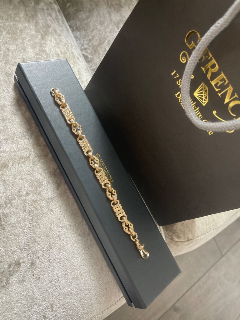 Gold star and bar bracelet 