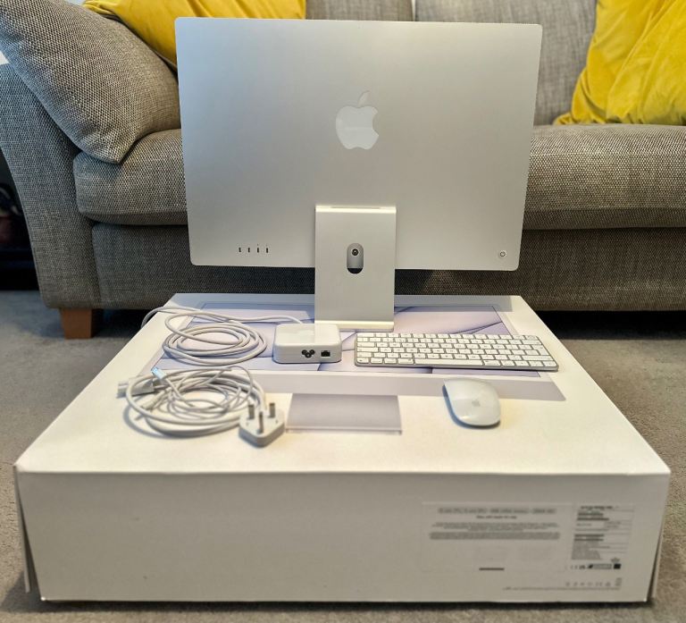 Apple iMac 24” 2021 M1 Chip 8GB RAM 256 SSD Silver 