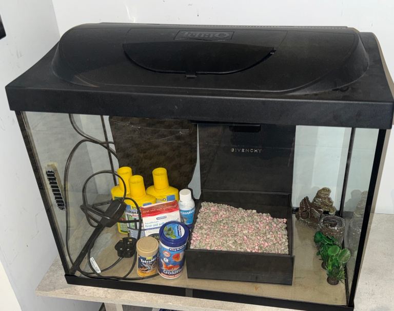 54L Fish Tank + Desk +Tetra Filter + Extras – Ready to Go! 🐠✨