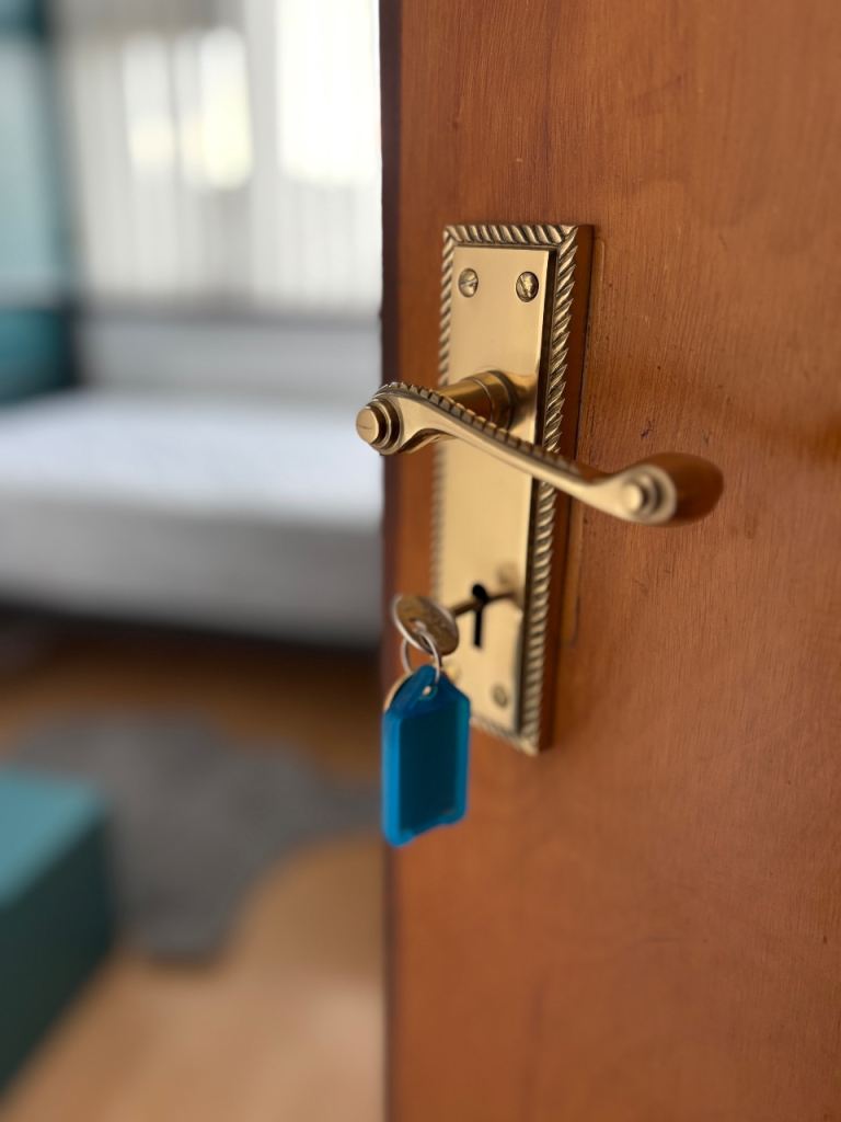 ✨ Room for Rent – Great Location! ✨