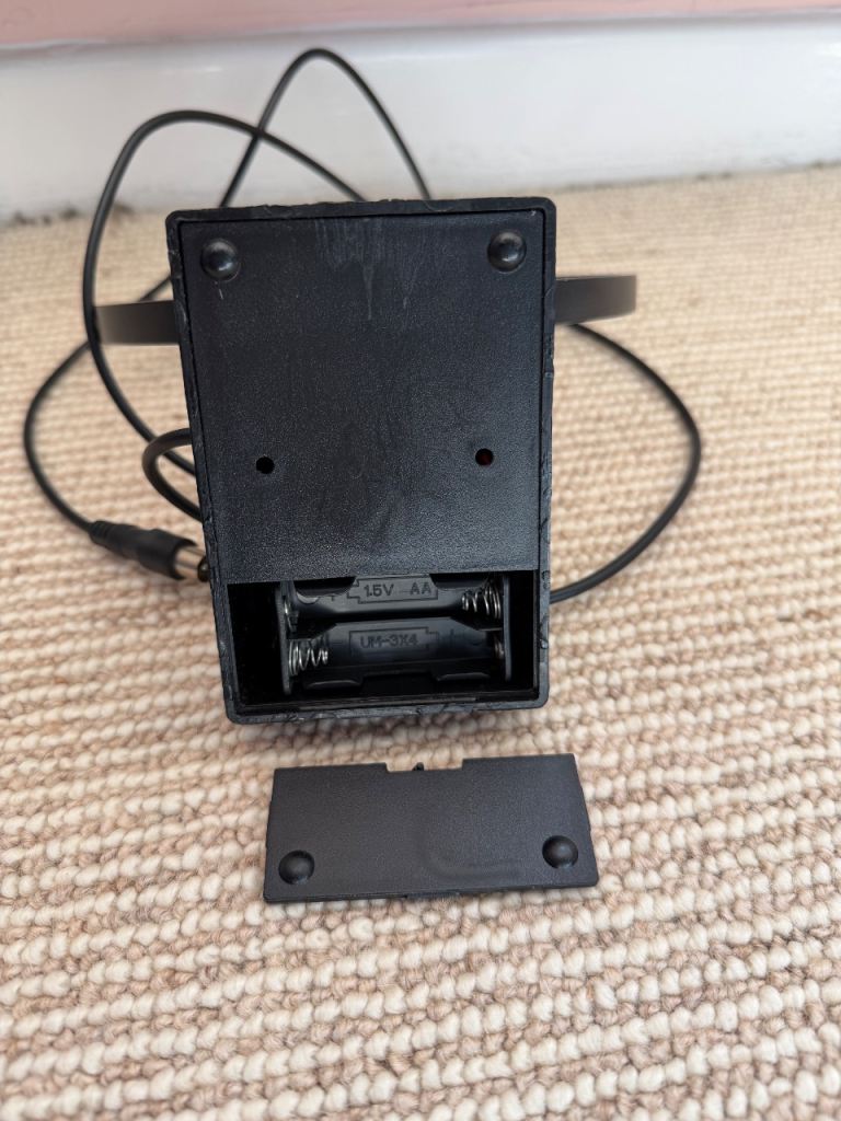 BATTERY POWERED TELEVISION AERIAL