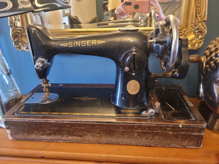 Singer Antique Sewing Machine - Black with Wooden Base