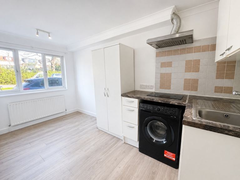 STUDIO FLAT IN MITCHAM - BILLS INCLUDED 