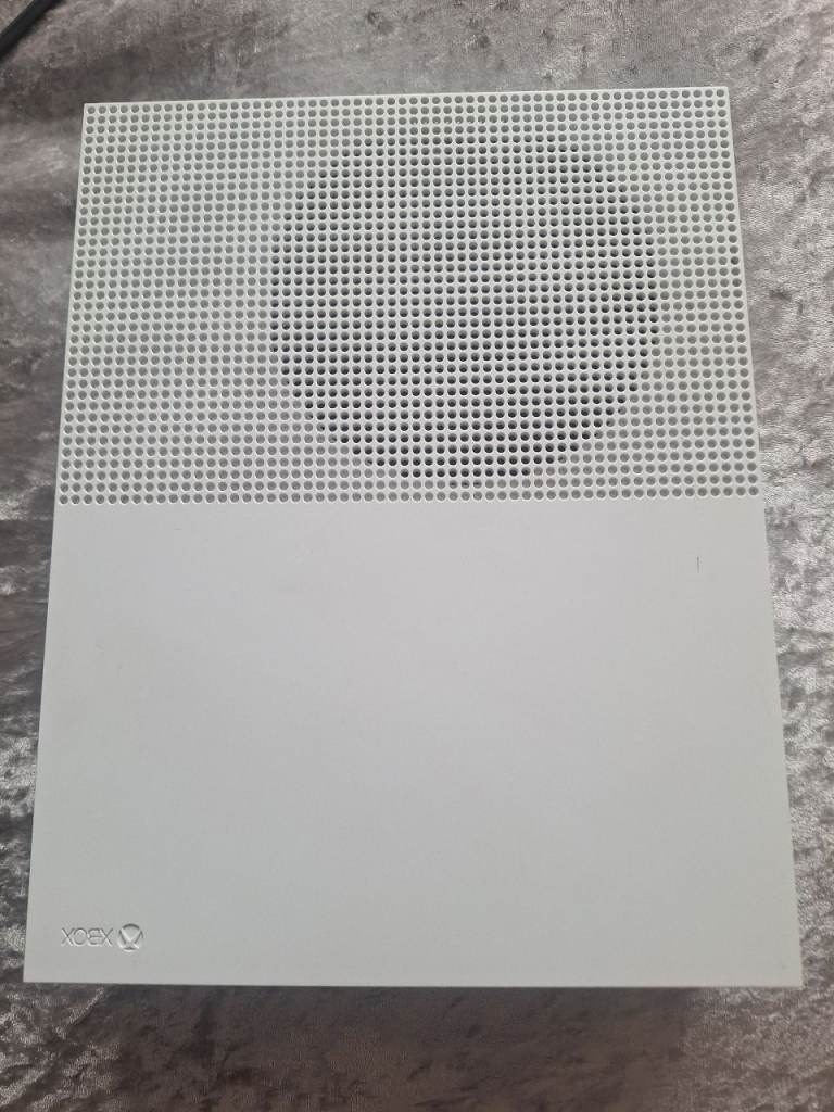 Xbox One S Console – White, Good Condition 2 months old