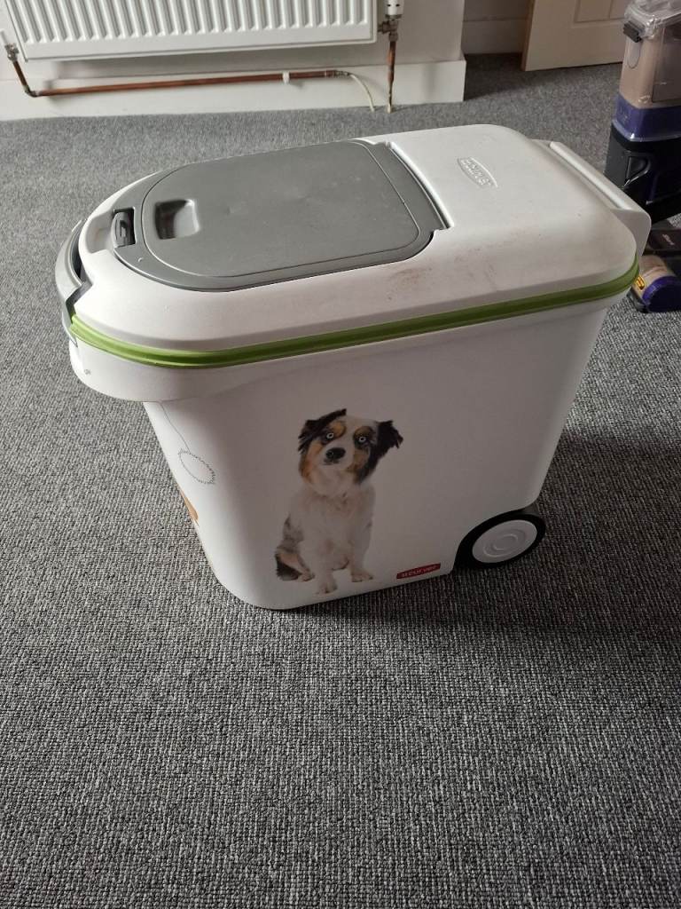Pet dry food stroage bin