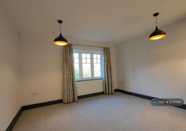 2 bedroom flat in Doyle Court, Haslemere, GU27 (2 bed) (#2737567)
