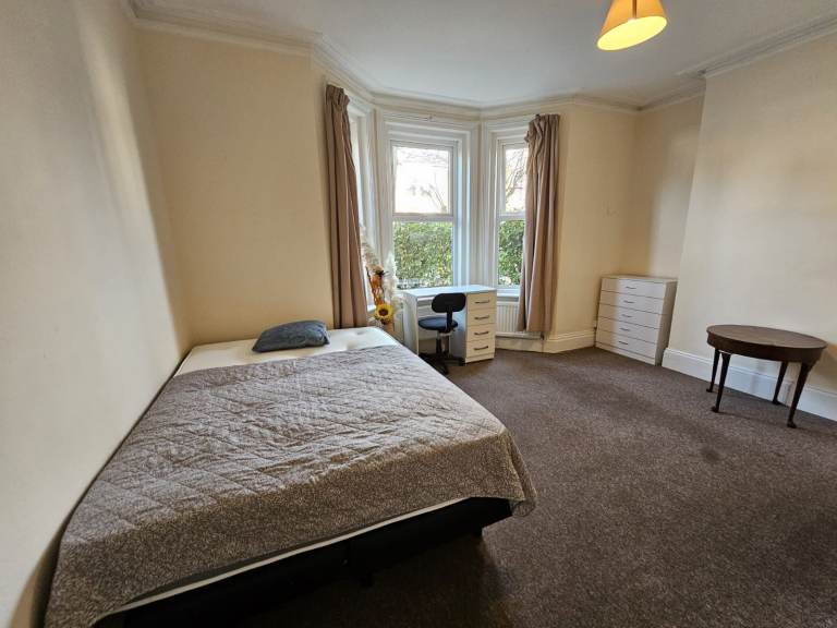 Big double room near in Winton 