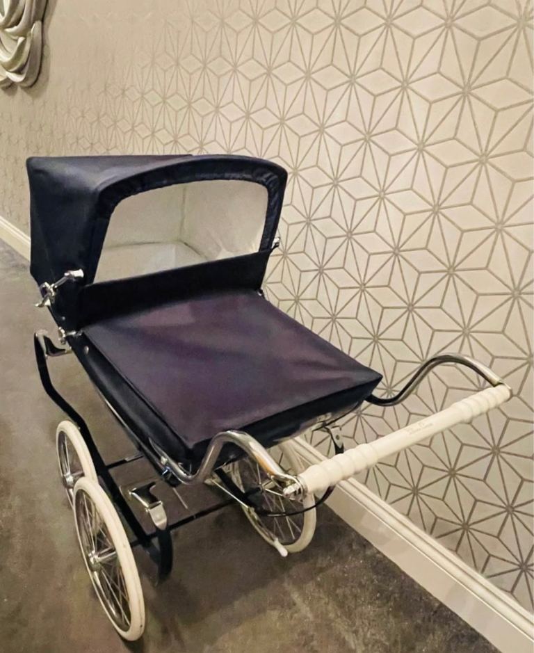 Silver Cross Balmoral Pram - Navy Blue