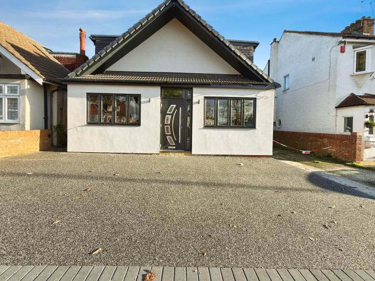 8 BEDROOM BUNGALOW TO RENT 
