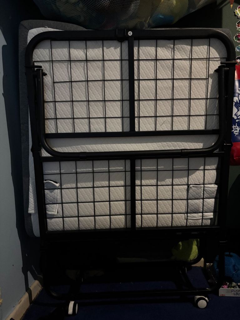 Foldable single bed