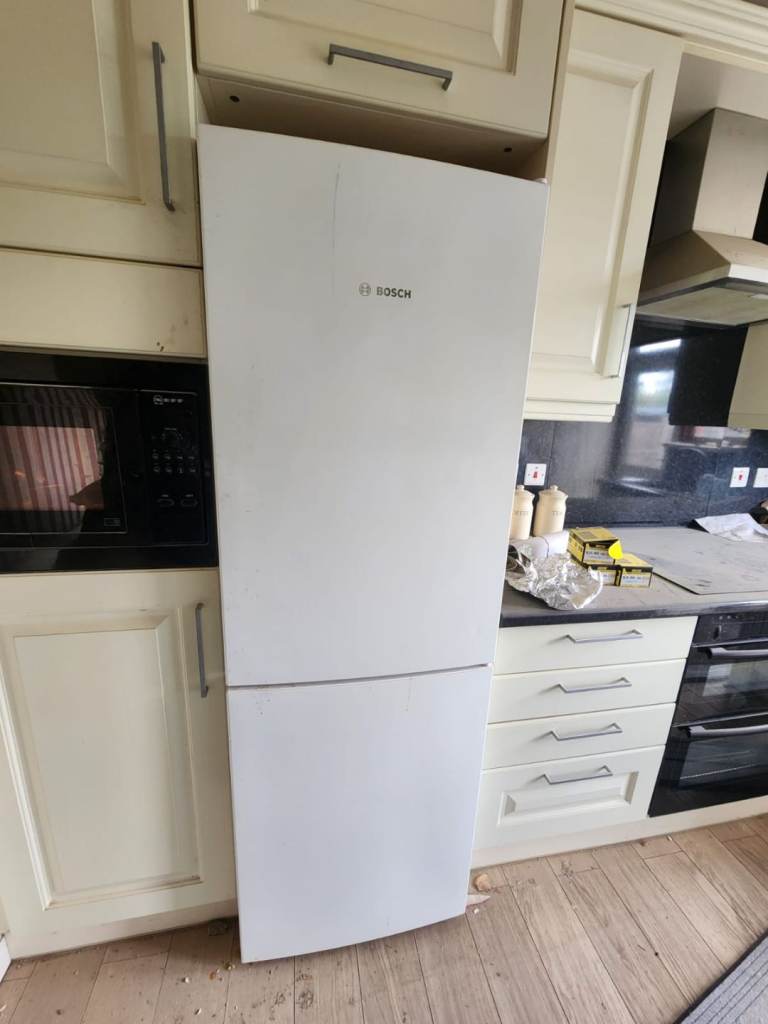 Bosch Serie 4 70/30 Freestanding Fridge Freezer – Model KGV33VW31G
