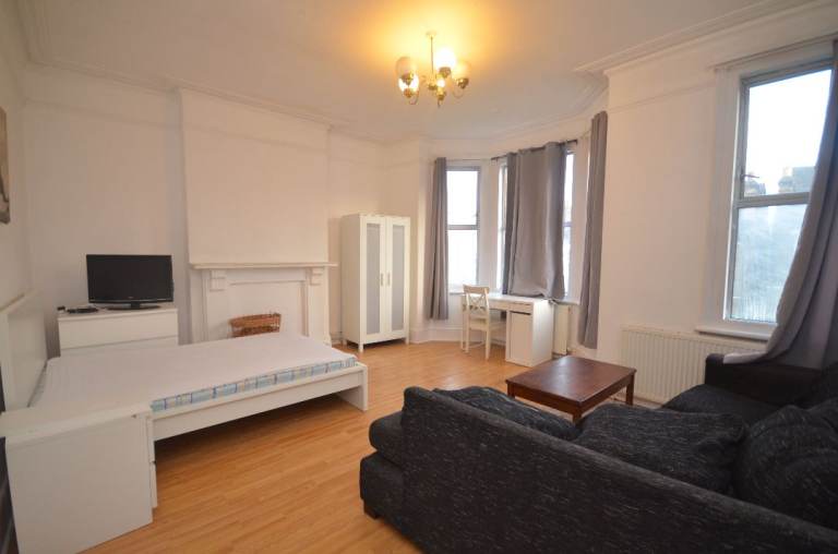 A LARGE DOUBLE BEDROOM NOW AVAILABLE IN PERIOD HOUSE! £1000 pcm all bills included