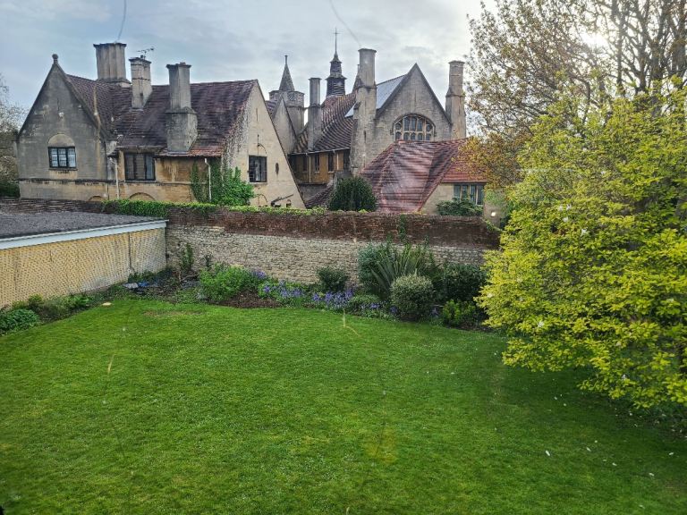 Room with garden in two-bedroom flat on Cotham Road