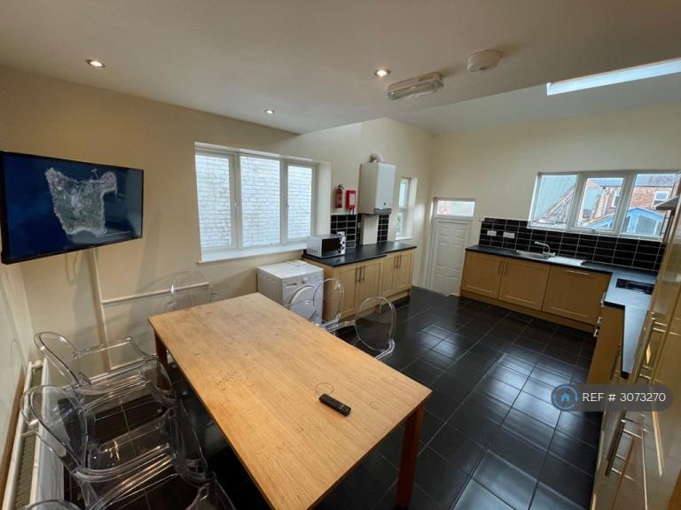 6 bedroom flat in Fern Avenue, Newcastle Upon Tyne, NE2 (6 bed) (#3073270)