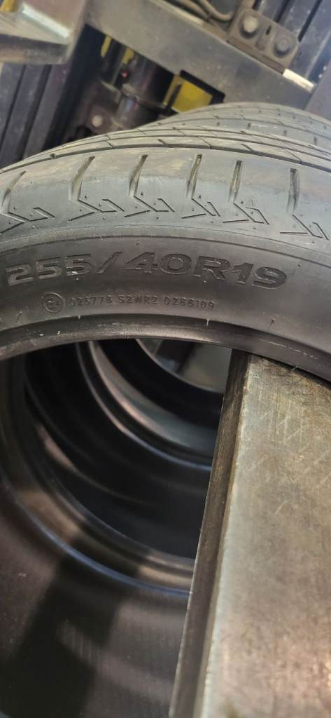 Enduro sport 255/40 R19 tyres