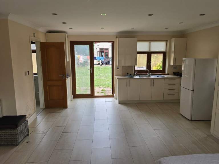 FULLY FURNISHED LARGE STUDIO OUTHOUSE AVAILABLE ON RENT IN WHITTON