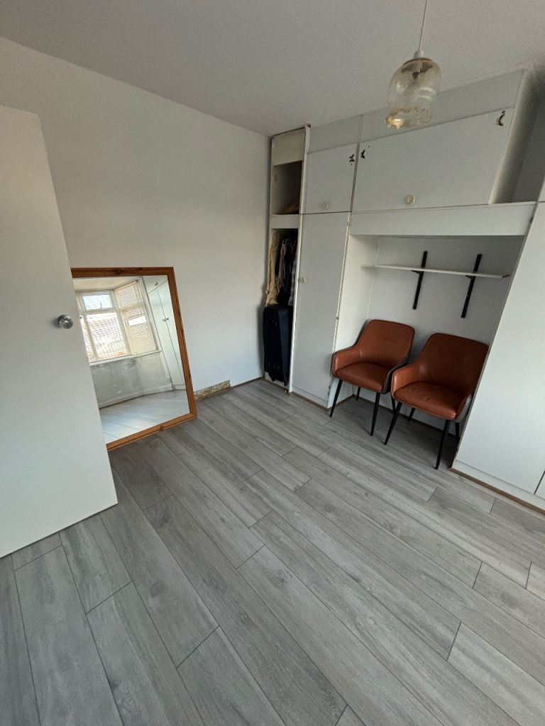 Double room to share with female 