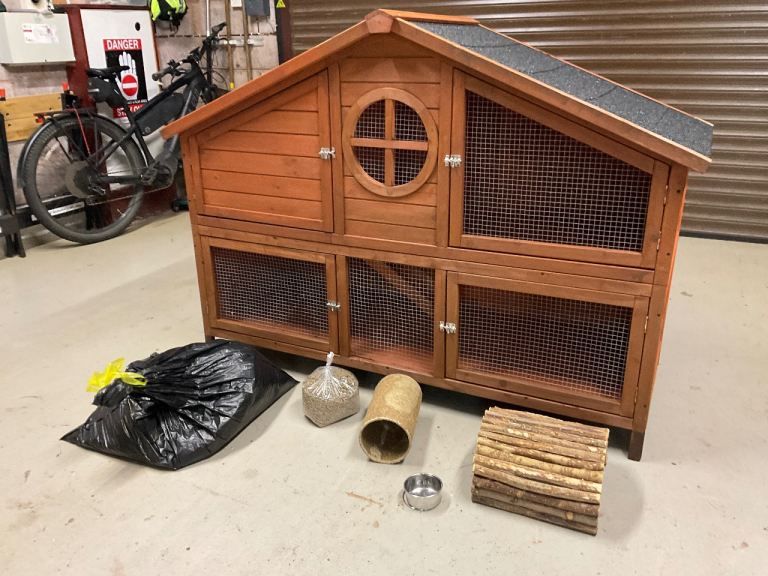 Large Rabbit / Guinea Pig Hutch (Can Deliver) +Several Extras. Really Good Condition 