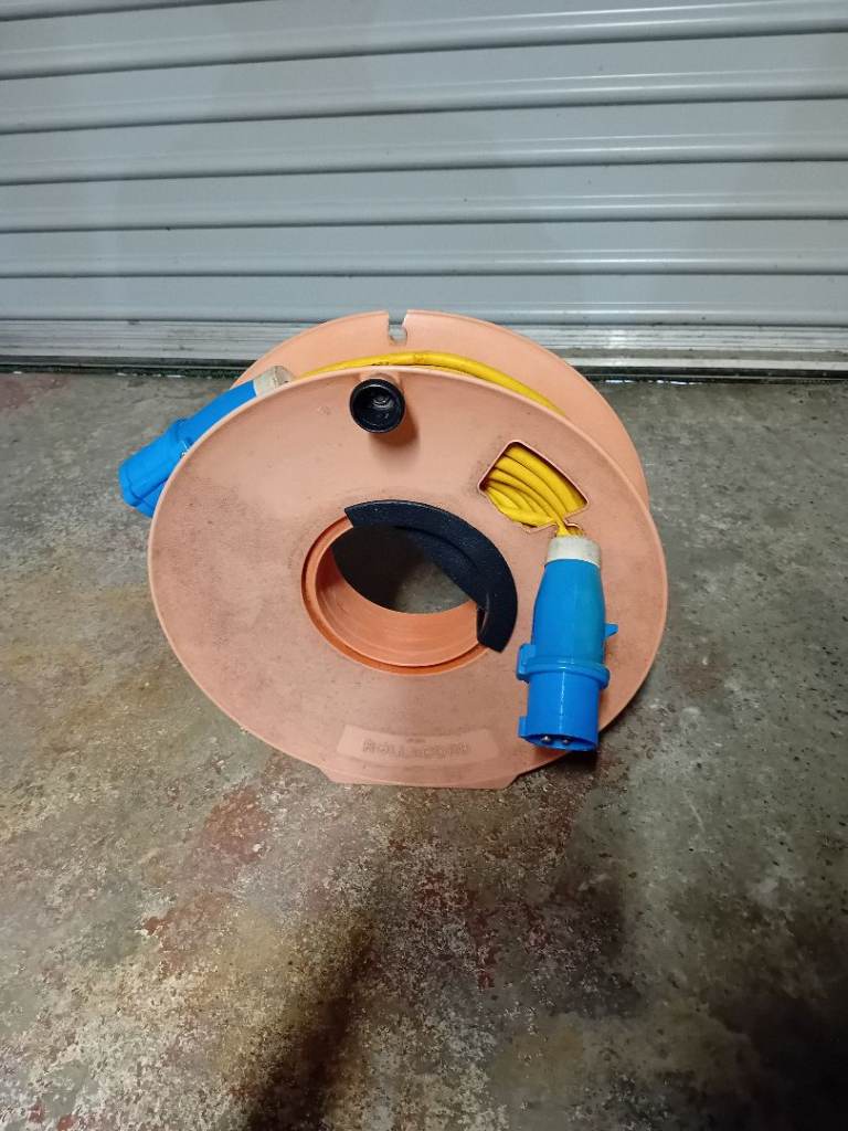 Electric hook up lead